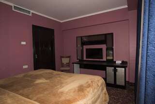 Отель Erebuni Hotel Yerevan Ереван Двухместный номер с 1 кроватью или 2 отдельными кроватями-1