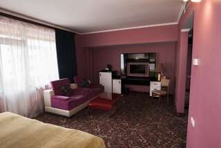 Отель Erebuni Hotel Yerevan Ереван Двухместный номер с 1 кроватью или 2 отдельными кроватями-5